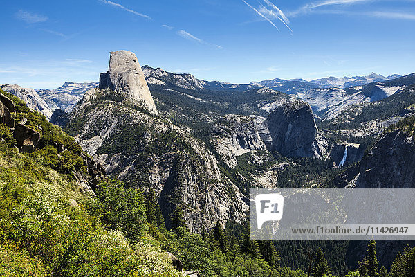 Blick auf Half Dome  Vernal Fall und Nevada Fall  Yosemite National Park; Kalifornien  Vereinigte Staaten von Amerika'.