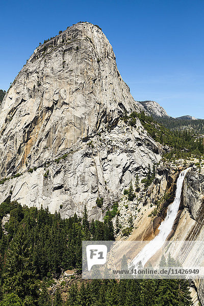 Blick auf Liberty Cap und Nevada Fall  Yosemite National Park; Kalifornien  Vereinigte Staaten von Amerika'.