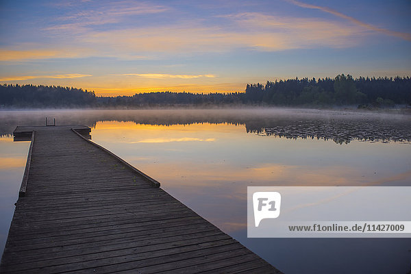 Spiegelung eines schönen  ruhigen Sonnenaufgangs auf dem friedlichen Scott Lake; Washington  Vereinigte Staaten von Amerika'.