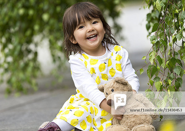 Kleines Mädchen mit Teddybär