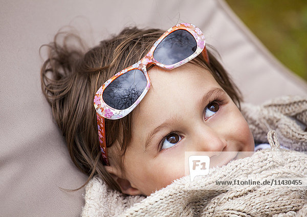 Kleines Mädchen mit Sonnenbrille  Porträt