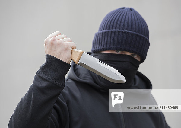 Vermummter Mann mit Messer