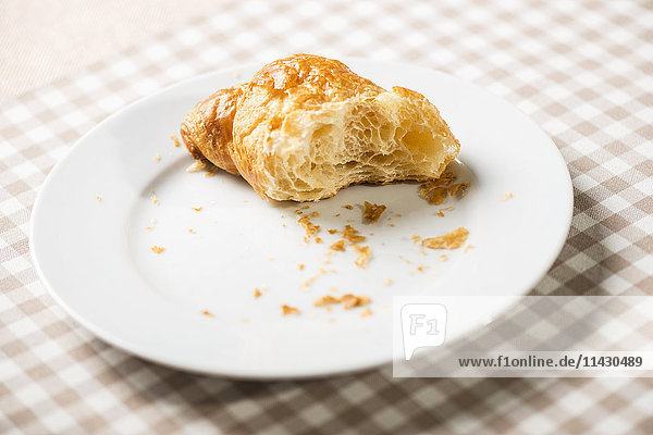 Frühstücksteller mit Croissant
