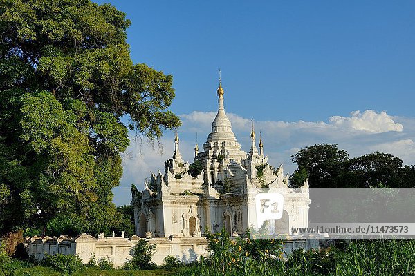 Myanmar  Mandalay surroundings  Inwa (Ava)  Shwezigon pagoda.