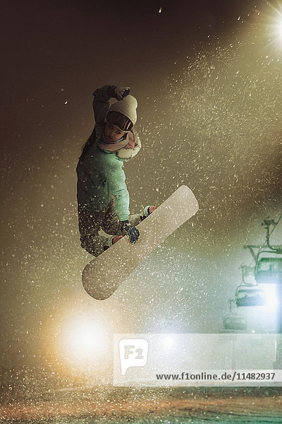 Junge Japanerin beim Snowboarden