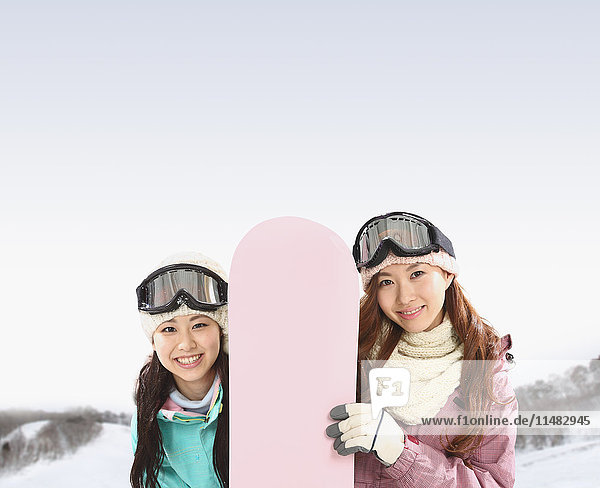 Junge Japanerinnen beim Snowboarden