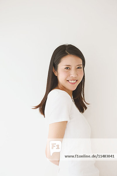 Porträt einer jungen japanischen Frau in einem weißen Raum