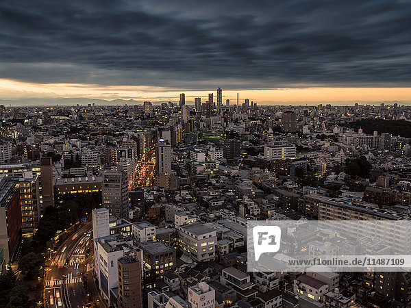 Dramatischer Himmel über dem Stadtbild von Tokio vor Sonnenuntergang  Tokio  Japan
