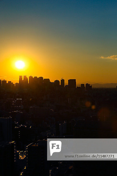 Stadtbild von Tokio bei Sonnenuntergang  Tokio  Japan
