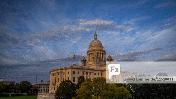 Zeitraffer des Sonnenuntergangs über dem Capitol Building,  Providence,  Rhode Island,  USA