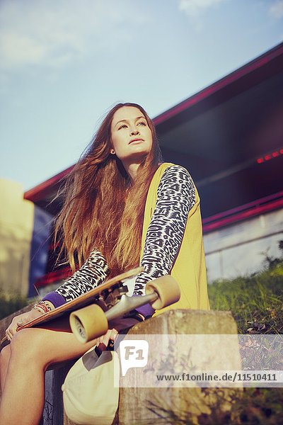 Yong Frau mit Skateboard