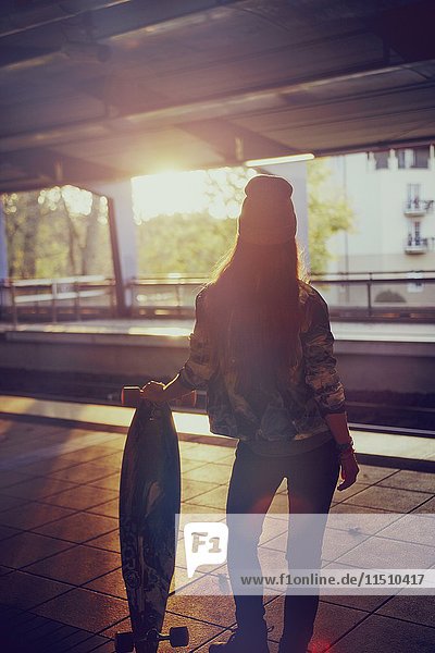 Yong Frau mit Skateboard