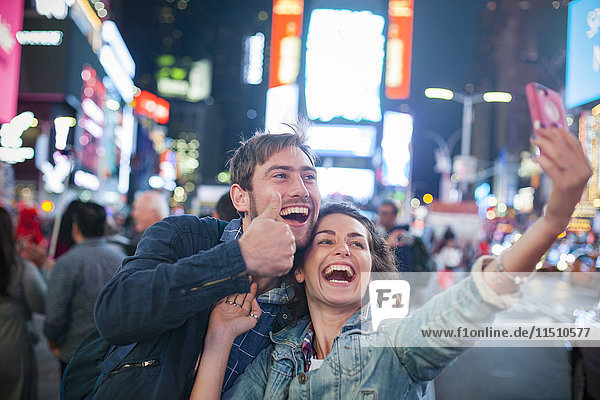 Junges Paar  das sich am Times Square  New York City  New York  USA  niederlässt.