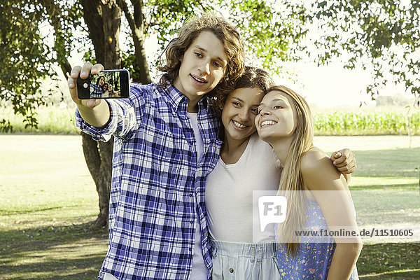 Freunde posieren zusammen für Selfie