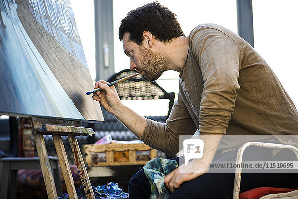 Künstlerin bei der Arbeit an der Ölmalerei im Atelier