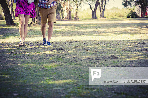 Paar zu Fuß in Park