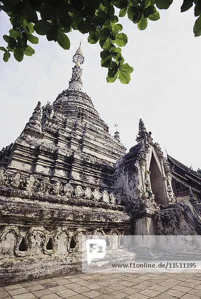 Thailand,  Chiang Mai,  Wat Dawk Euang,  Niedrigwinkelansicht des buddhistischen Tempels