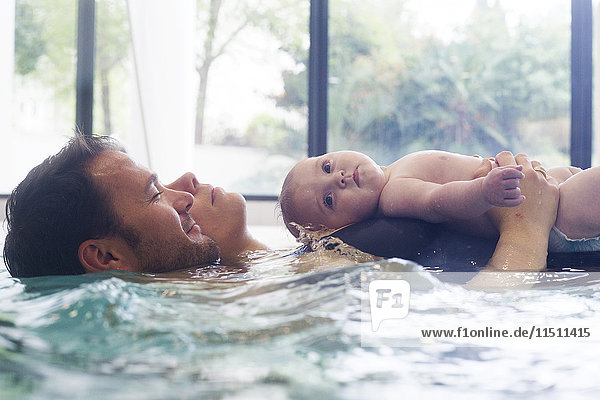Eltern mit Kleinkind im Schwimmbad