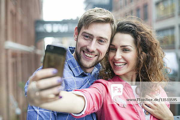 Ein Paar nimmt einen Selfie mit nach draußen.