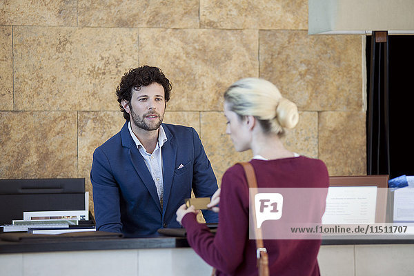 Hotelrezeptionistin als Assistentin des Gastes
