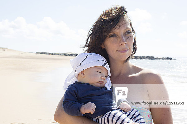 Mutter mit Baby am Strand