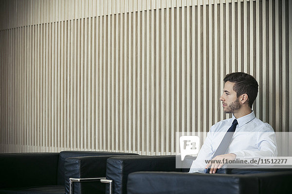 Geschäftsmann sitzend im Wartezimmer