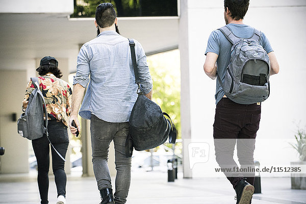Studenten zu Fuß auf dem Campus  Rückansicht