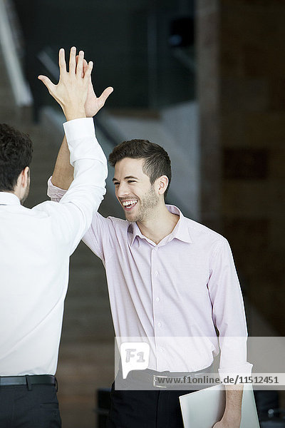 High-five zwischen Geschäftskollegen