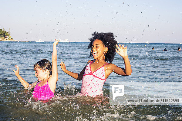 Mädchen spielen im Wasser