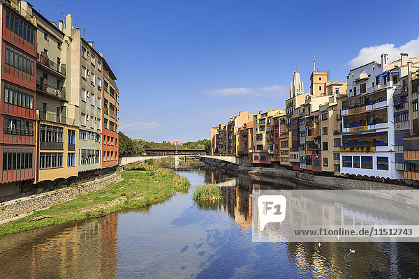 Unverwechselbare historische Arkadenhäuser und der Fluss Onyar  Girona  Provinz Girona  Katalonien  Spanien  Europa
