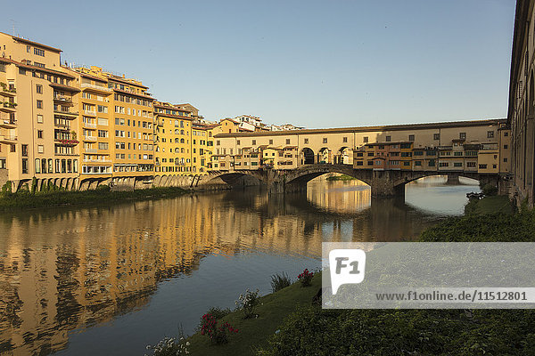 Blick auf die Ponte Vecchio  eine mittelalterliche Steinbogenbrücke über den Fluss Arno  eines der Wahrzeichen von Florenz  UNESCO-Weltkulturerbe  Toskana  Italien  Europa