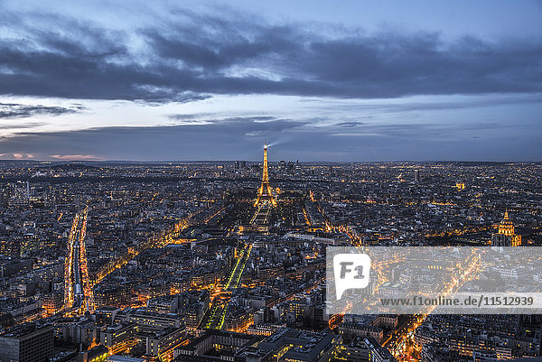 Paris bei Sonnenuntergang vom Montparnasse-Turm  dem besten Aussichtspunkt in Paris  Paris  Frankreich  Europa