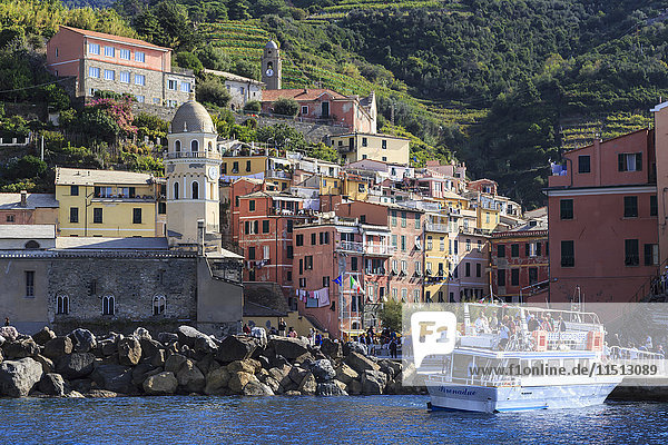 Bunte Dorfhäuser  Kirchen und Fähre  Vernazza  Cinque Terre  UNESCO-Weltkulturerbe  Ligurische Riviera  Ligurien  Italien  Europa