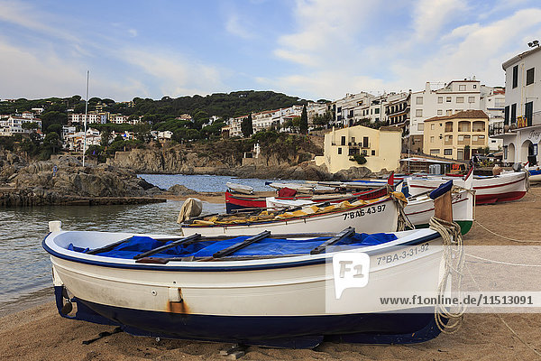 Calella de Palafrugell  früher Morgen  Fischerboote am kleinen Strand  Costa Brava  Girona  Katalonien  Spanien  Europa