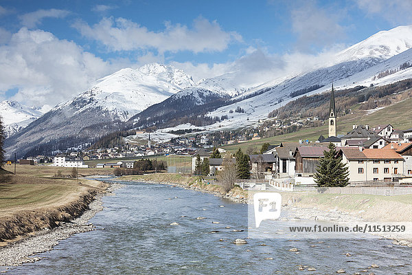 Der Fluss Inn umrahmt das Alpendorf Zuoz  umgeben von schneebedeckten Gipfeln  Maloja  Kanton Graubünden  Engadin  Schweizer Alpen  Schweiz  Europa