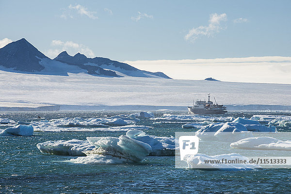 Kreuzfahrtschiff hinter Eisbergen  Brown Bluff  Tabarin-Halbinsel  Antarktis  Polarregionen