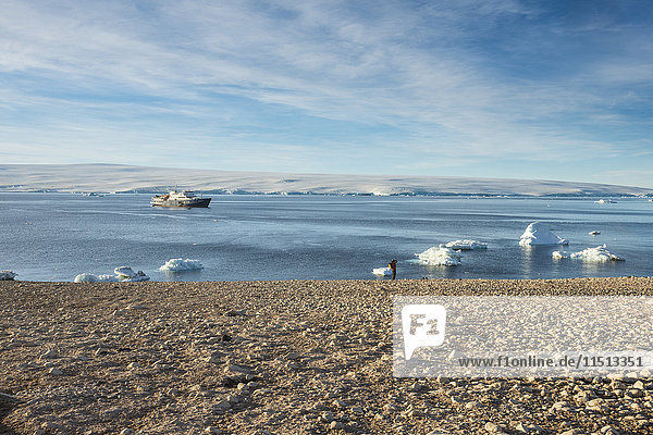Eisbrecher beim Ankern hinter einem Eisberg  Paulet Island  Antarktis  Polarregionen