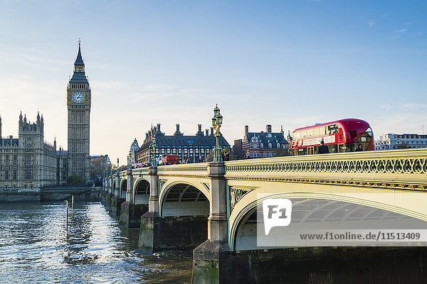 Roter Bus über die Westminster Bridge in Richtung Big Ben und Houses of Parliament  London  England  Vereinigtes Königreich  Europa