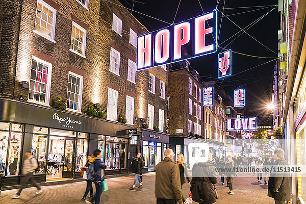 Alternative festliche Weihnachtsbeleuchtung in der Carnaby Street  Soho  London  England  Vereinigtes Königreich  Europa