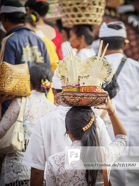 Frauen tragen Opfergaben für den Tempel auf dem Kopf  Pemuteran  Bali  Indonesien  Südostasien  Asien