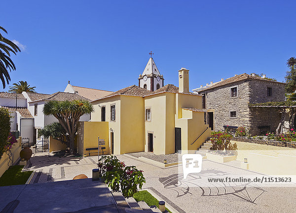 Blick auf das Museum Casa de Cristovao Colombo und den Kirchturm  Vila Baleira  Porto Santo  Madeira Inseln  Portugal  Europa