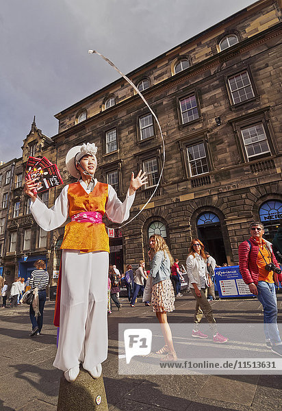 Fringe Festival auf der Royal Mile  Old Town  Edinburgh  Lothian  Schottland  Vereinigtes Königreich  Europa