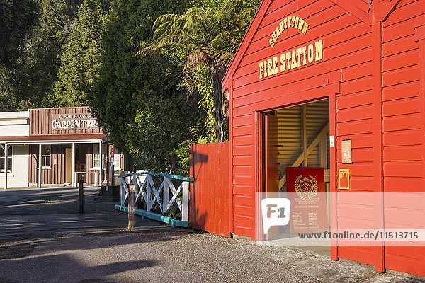Historisches Gebäude  das an die Vergangenheit des Goldbergbaus an der Westküste erinnert  Shantytown  Greymouth  Bezirk Grey  Westküste  Südinsel  Neuseeland  Pazifik