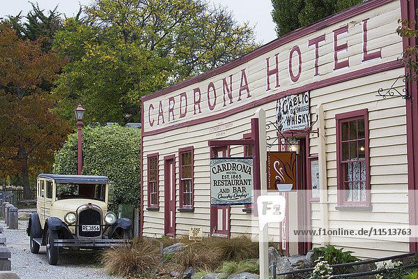 Oldtimer und Fassade des historischen Cardrona Hotels  Cardrona  bei Wanaka  Bezirk Queenstown-Lakes  Otago  Südinsel  Neuseeland  Pazifik