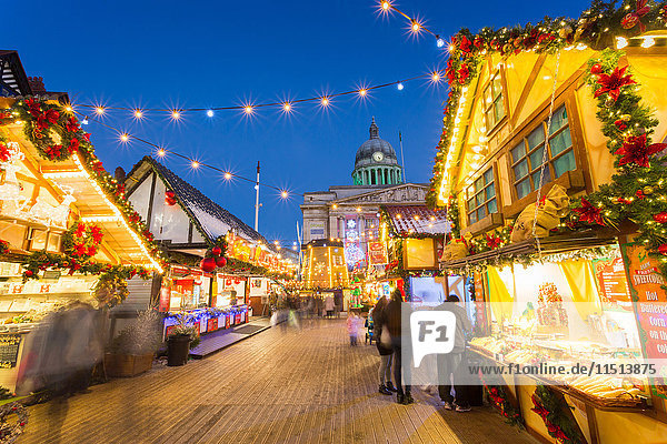 Weihnachtsmarkt auf dem Old Town Square  Nottingham  Nottinghamshire  England  Vereinigtes Königreich  Europa