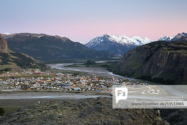 Blick über die Stadt El Chalten und den Rio de las Vueltas und Rio Fitz Roy  El Chalten  Patagonien  Argentinien  Südamerika