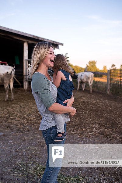 Mutter mit Tochter auf dem Bauernhof,  Mutter lacht