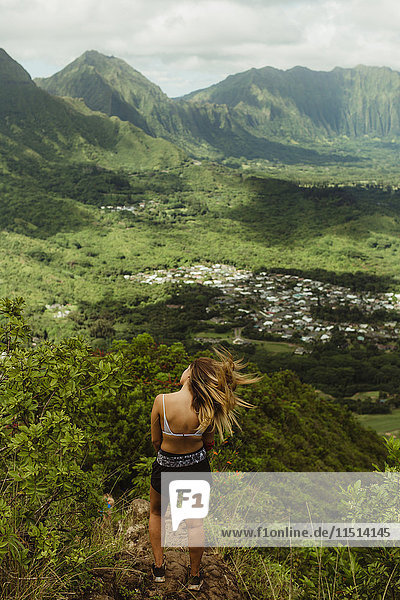 Rückansicht einer Frau auf einem grasbewachsenen Berg  Oahu  Hawaii  USA