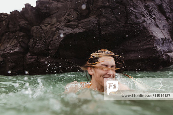 Frau im Meer mit Kopfschütteln und Plätschern  Oahu  Hawaii  USA