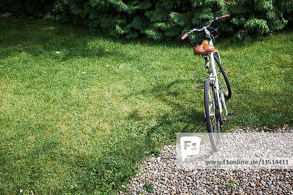 Fahrrad auf Gartenwiese geparkt